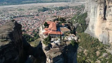 Yunanistan 'ın orta kesimindeki bir kaya oluşumu olan Meteora üzerindeki hava manzarası, Doğu Ortodoks manastırlarının en hızlı inşa edilen komplekslerinden birine ev sahipliği yapıyor. Kalampaka, Yunanistan, Avrupa