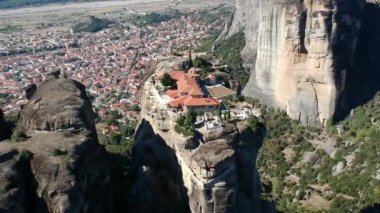 Yunanistan 'ın orta kesimindeki bir kaya oluşumu olan Meteora üzerindeki hava manzarası, Doğu Ortodoks manastırlarının en hızlı inşa edilen komplekslerinden birine ev sahipliği yapıyor. Kalampaka, Yunanistan, Avrupa