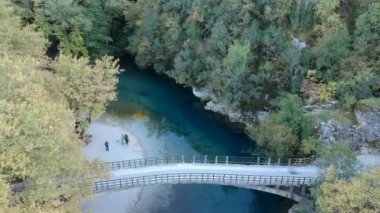 Vikos Ulusal Parkı 'ndan geçen ünlü Voidomatis Nehri' ndeki doğal güzelliğin manzarası ve sonbaharda Aristi Köyü 'ne yakın güzel bir köprü. Epirus, Yunanistan, Avrupa