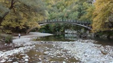 Vikos Ulusal Parkı 'ndan geçen ünlü Voidomatis Nehri' ndeki doğal güzelliğin manzarası ve sonbaharda Aristi Köyü 'ne yakın güzel bir köprü. Epirus, Yunanistan, Avrupa