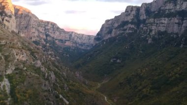 Yunanistan 'ın kuzeyindeki Pindus Dağları' ndaki Zagoria bölgesindeki etkileyici Vikos geçidine ait panoramik hava manzarası. Tymfi Dağı 'nın güney yamaçlarında yer alır ve Avrupa' nın en derindir..