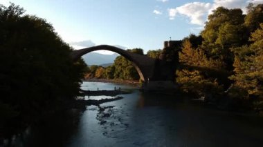 Aoos nehrinin üzerinde Konitsa 'nın ünlü eski taşlanmış köprüsü. Tymfi Dağı, Zagori, Epirus, Yunanistan, Avrupa
