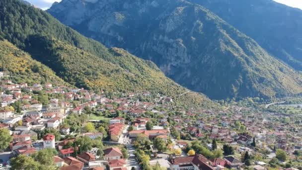 コニツァの町の上空からの眺め Tymfiマウント ザゴリ エピルス ギリシャ ヨーロッパ — ストック動画