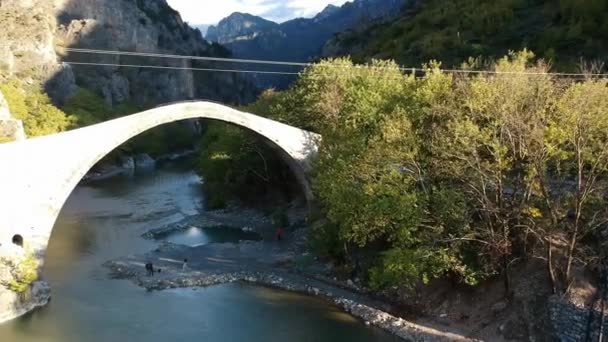 Famosa Ponte Apedrejada Konitsa Sobre Rio Aoos Tymfi Mount Zagori — Vídeo de Stock