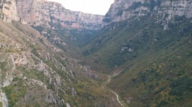 Yunanistan 'ın kuzeyindeki Pindus Dağları' ndaki Zagoria bölgesindeki etkileyici Vikos geçidine ait panoramik hava manzarası. Tymfi Dağı 'nın güney yamaçlarında yer alır ve Avrupa' nın en derindir..