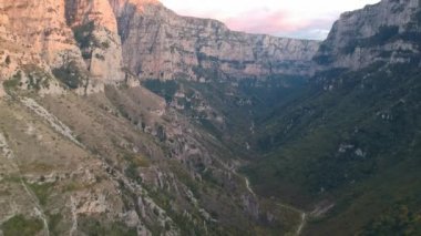 Yunanistan 'ın kuzeyindeki Pindus Dağları' ndaki Zagoria bölgesindeki etkileyici Vikos geçidine ait panoramik hava manzarası. Tymfi Dağı 'nın güney yamaçlarında yer alır ve Avrupa' nın en derindir..