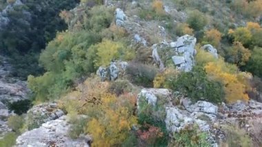 Yunanistan 'ın kuzeyindeki Pindus Dağları' ndaki Zagoria bölgesindeki etkileyici Vikos geçidine ait panoramik hava manzarası. Tymfi Dağı 'nın güney yamaçlarında yer alır ve Avrupa' nın en derindir..