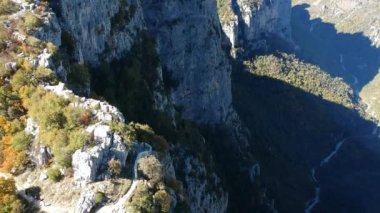 Yunanistan 'ın kuzeyindeki Pindus Dağları' ndaki Zagoria bölgesindeki etkileyici Vikos geçidine ait panoramik hava manzarası. Tymfi Dağı 'nın güney yamaçlarında yer alır ve Avrupa' nın en derindir..