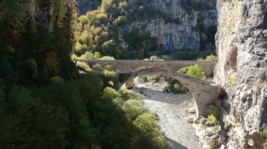 Kokkoris ya da Ioannina kasabası yakınlarındaki Noutsios köprüsü olarak bilinen güzel taş köprü, Epirus Yunanistan.