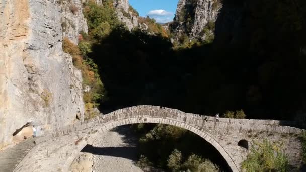 Όμορφη Παλιά Πέτρινη Γέφυρα Γνωστή Κόκκορης Γέφυρα Νούτσιος Κοντά Στην — Αρχείο Βίντεο