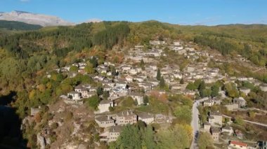 Yunanistan 'ın Epirus kentindeki Dilofo köyü yakınlarındaki Kipi köyünün hava panoramik manzarası. Sonbaharda geleneksel Yunan köylerinin manzaralı manzarası. Epirus, Yunanistan, Avrupa.