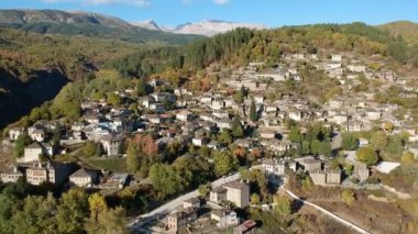 Yunanistan 'ın Epirus kentindeki Dilofo köyü yakınlarındaki Kipi köyünün hava panoramik manzarası. Sonbaharda geleneksel Yunan köylerinin manzaralı manzarası. Epirus, Yunanistan, Avrupa.