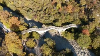 Vikos Kanyonu, Zagorohoria, Yunanistan ve Avrupa 'daki eski Kalogeriko üçlü kemerli taş köprüsünün hava manzarası