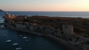 Methoni Kalesi ve müstahkem şehir üzerinde hava manzarası. Yunanistan 'ın Methoni, Messenia, Yunanistan' da yer alan ve Yunanistan 'da ziyaret edilmesi gereken bir yer olan Akdeniz' in en önemli ve en büyük kalelerinden biri..