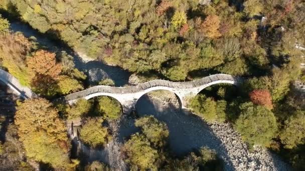 Letecký Pohled Starý Trojitý Klenutý Kamenný Most Kalogeriko Kaňonu Vikos — Stock video