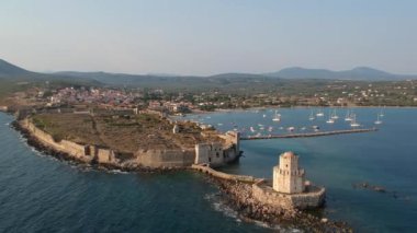 Methoni Kalesi ve müstahkem şehir üzerinde hava manzarası. Yunanistan 'ın Methoni, Messenia, Yunanistan' da yer alan ve Yunanistan 'da ziyaret edilmesi gereken bir yer olan Akdeniz' in en önemli ve en büyük kalelerinden biri..