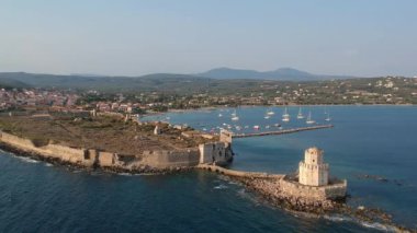Methoni Kalesi ve müstahkem şehir üzerinde hava manzarası. Yunanistan 'ın Methoni, Messenia, Yunanistan' da yer alan ve Yunanistan 'da ziyaret edilmesi gereken bir yer olan Akdeniz' in en önemli ve en büyük kalelerinden biri..
