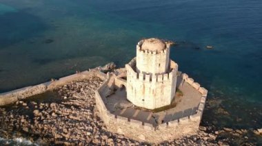 Methoni Kalesi ve müstahkem şehir üzerinde hava manzarası. Yunanistan 'ın Methoni, Messenia, Yunanistan' da yer alan ve Yunanistan 'da ziyaret edilmesi gereken bir yer olan Akdeniz' in en önemli ve en büyük kalelerinden biri..