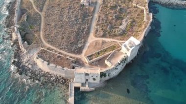 Methoni Kalesi ve müstahkem şehir üzerinde hava manzarası. Yunanistan 'ın Methoni, Messenia, Yunanistan' da yer alan ve Yunanistan 'da ziyaret edilmesi gereken bir yer olan Akdeniz' in en önemli ve en büyük kalelerinden biri..