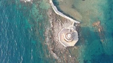 Methoni Kalesi ve müstahkem şehir üzerinde hava manzarası. Yunanistan 'ın Methoni, Messenia, Yunanistan' da yer alan ve Yunanistan 'da ziyaret edilmesi gereken bir yer olan Akdeniz' in en önemli ve en büyük kalelerinden biri..