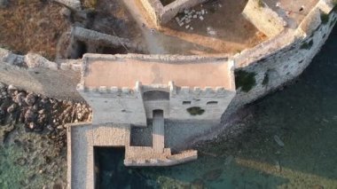 Methoni Kalesi ve müstahkem şehir üzerinde hava manzarası. Yunanistan 'ın Methoni, Messenia, Yunanistan' da yer alan ve Yunanistan 'da ziyaret edilmesi gereken bir yer olan Akdeniz' in en önemli ve en büyük kalelerinden biri..