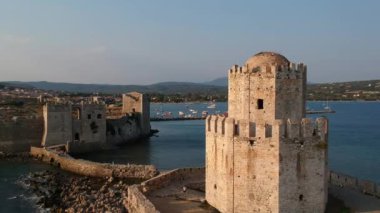 Methoni Kalesi ve müstahkem şehir üzerinde hava manzarası. Yunanistan 'ın Methoni, Messenia, Yunanistan' da yer alan ve Yunanistan 'da ziyaret edilmesi gereken bir yer olan Akdeniz' in en önemli ve en büyük kalelerinden biri..