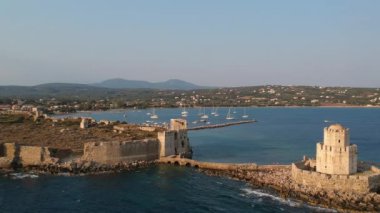 Methoni Kalesi ve müstahkem şehir üzerinde hava manzarası. Yunanistan 'ın Methoni, Messenia, Yunanistan' da yer alan ve Yunanistan 'da ziyaret edilmesi gereken bir yer olan Akdeniz' in en önemli ve en büyük kalelerinden biri..