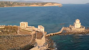 Methoni Kalesi ve müstahkem şehir üzerinde hava manzarası. Yunanistan 'ın Methoni, Messenia, Yunanistan' da yer alan ve Yunanistan 'da ziyaret edilmesi gereken bir yer olan Akdeniz' in en önemli ve en büyük kalelerinden biri..