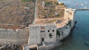 Methoni Kalesi ve müstahkem şehir üzerinde hava manzarası. Yunanistan 'ın Methoni, Messenia, Yunanistan' da yer alan ve Yunanistan 'da ziyaret edilmesi gereken bir yer olan Akdeniz' in en önemli ve en büyük kalelerinden biri..