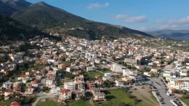 Molaoi kasabasının havadan manzarası. Yunanistan 'ın Laconia, Moreloponnese kentinde bulunan pitoresk dağlık ve huzurlu bir kasabadır..