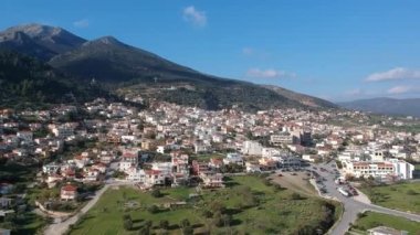 Molaoi kasabasının havadan manzarası. Yunanistan 'ın Laconia, Moreloponnese kentinde bulunan pitoresk dağlık ve huzurlu bir kasabadır..