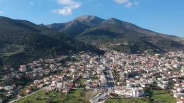 Molaoi kasabasının havadan manzarası. Yunanistan 'ın Laconia, Moreloponnese kentinde bulunan pitoresk dağlık ve huzurlu bir kasabadır..