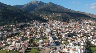 Molaoi kasabasının havadan manzarası. Yunanistan 'ın Laconia, Moreloponnese kentinde bulunan pitoresk dağlık ve huzurlu bir kasabadır..