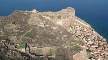 Yunanistan 'ın Peloponnese kentindeki Lakonia kentindeki eski ortaçağ şatosu Monemvasia' nın havadan görünüşü. Monemvasia genellikle 