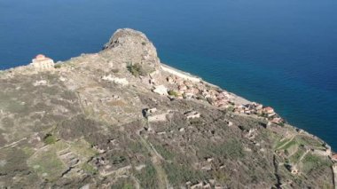 Yunanistan 'ın Peloponnese kentindeki Lakonia kentindeki eski ortaçağ şatosu Monemvasia' nın havadan görünüşü. Monemvasia genellikle 