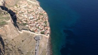 Yunanistan 'ın Peloponnese kentindeki Lakonia kentindeki eski ortaçağ şatosu Monemvasia' nın havadan görünüşü. Monemvasia genellikle 
