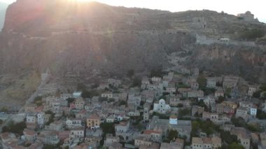 Yunanistan 'ın Peloponnese kentindeki Lakonia kentindeki eski ortaçağ şatosu Monemvasia' nın havadan görünüşü. Monemvasia genellikle 