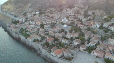 Yunanistan 'ın Peloponnese kentindeki Lakonia kentindeki eski ortaçağ şatosu Monemvasia' nın havadan görünüşü. Monemvasia genellikle 