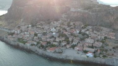 Yunanistan 'ın Peloponnese kentindeki Lakonia kentindeki eski ortaçağ şatosu Monemvasia' nın havadan görünüşü. Monemvasia genellikle 