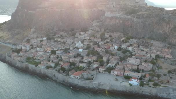 希腊伯罗奔尼撒拉科尼亚的中世纪城堡小镇莫内瓦的空中景观 Monemvasia常被称为 希腊直布罗陀 — 图库视频影像