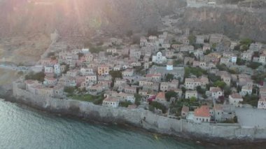 Yunanistan 'ın Peloponnese kentindeki Lakonia kentindeki eski ortaçağ şatosu Monemvasia' nın havadan görünüşü. Monemvasia genellikle 