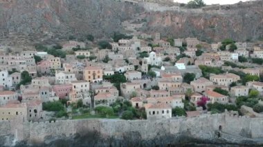 Yunanistan 'ın Peloponnese kentindeki Lakonia kentindeki eski ortaçağ şatosu Monemvasia' nın havadan görünüşü. Monemvasia genellikle 
