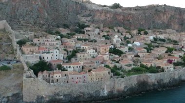 Yunanistan 'ın Peloponnese kentindeki Lakonia kentindeki eski ortaçağ şatosu Monemvasia' nın havadan görünüşü. Monemvasia genellikle 