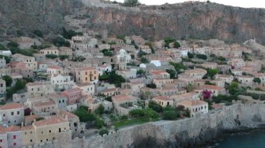 Yunanistan 'ın Peloponnese kentindeki Lakonia kentindeki eski ortaçağ şatosu Monemvasia' nın havadan görünüşü. Monemvasia genellikle 