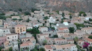 Yunanistan 'ın Peloponnese kentindeki Lakonia kentindeki eski ortaçağ şatosu Monemvasia' nın havadan görünüşü. Monemvasia genellikle 