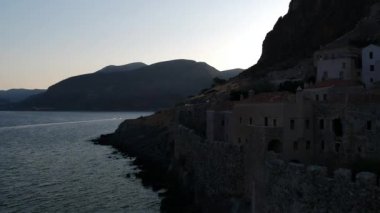 Yunanistan 'ın Peloponnese kentindeki Lakonia kentindeki eski ortaçağ şatosu Monemvasia' nın havadan görünüşü. Monemvasia genellikle 
