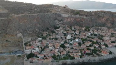 Yunanistan 'ın Peloponnese kentindeki Lakonia kentindeki eski ortaçağ şatosu Monemvasia' nın havadan görünüşü. Monemvasia genellikle 
