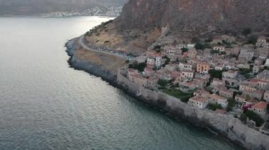 Yunanistan 'ın Peloponnese kentindeki Lakonia kentindeki eski ortaçağ şatosu Monemvasia' nın havadan görünüşü. Monemvasia genellikle 