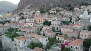 Yunanistan 'ın Peloponnese kentindeki Lakonia kentindeki eski ortaçağ şatosu Monemvasia' nın havadan görünüşü. Monemvasia genellikle 