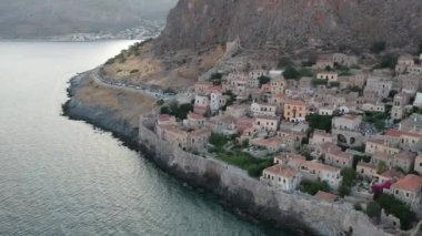 Yunanistan 'ın Peloponnese kentindeki Lakonia kentindeki eski ortaçağ şatosu Monemvasia' nın havadan görünüşü. Monemvasia genellikle 